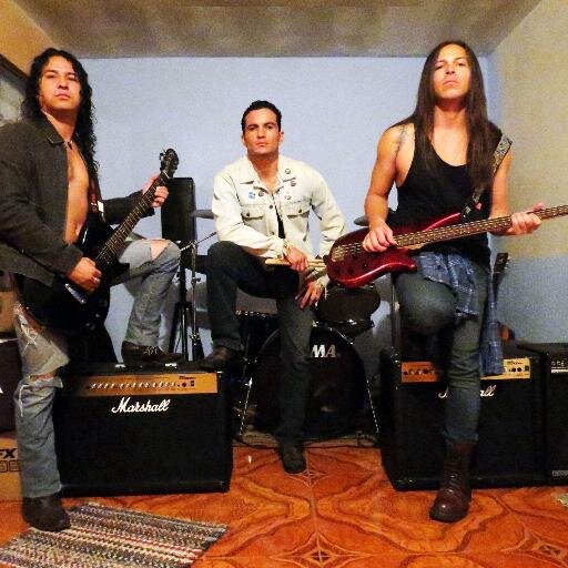 Morttimer, banda de grunge original fundada en 1999. Ha permanecido activa durante la última década. Con 2 albumes y 5 videoclips.