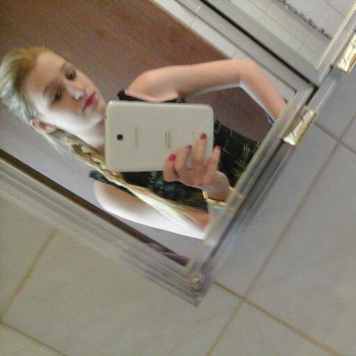 a garotinha que sonha longe ¬¬