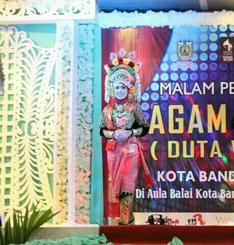 From Banda Aceh • PPI Aceh 2007 • Putroe Bungong Banda Aceh 2008 • Electrical Engineering USU '09 •  Passionate about books and cook • ♥@IkbalMilanisti