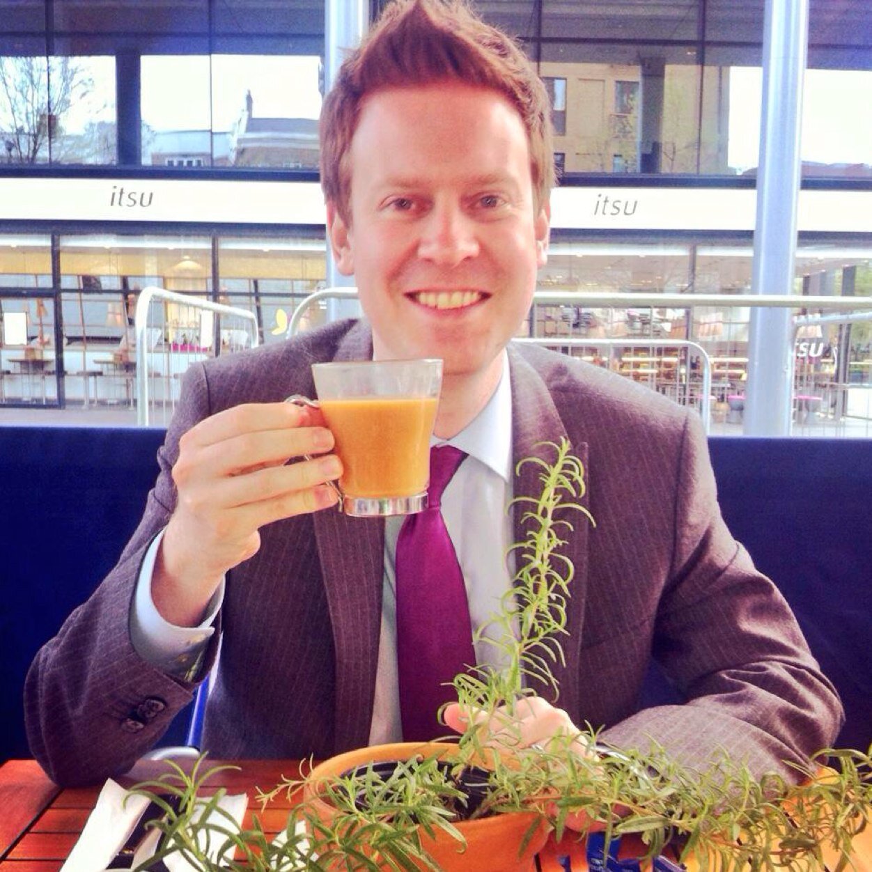 Head of Comms @AllianzGI_View. Saw Lord Sugar in a lift w/ @LSEGplc. @CPFC sufferer. 4th XI top scorer 1996 (2 goals). Recovering mint tea addict. Views mine