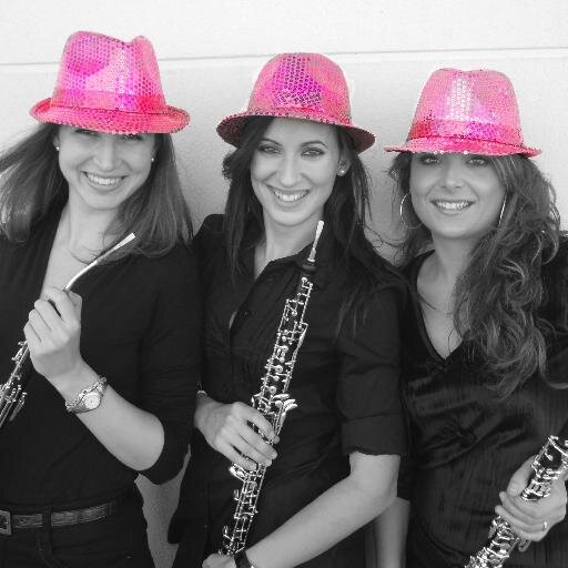 Grupo formado por tres chicas. Nuestra intención es hacer que el público disfrute con la música, rompiendo a la vez con el estereotipo de la música de cámara