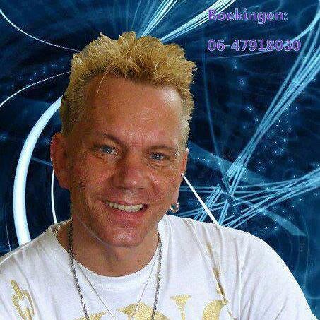 Zanger van het levenslied en swingende songs, zowel NL als Engels. Op een woonwagen ben ik geboren.