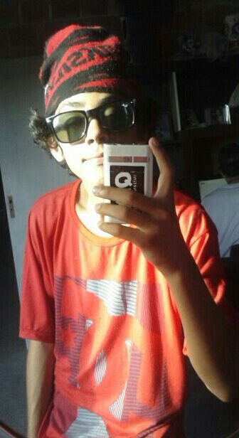 14 anos, simpático, chato, Aquário. ;)