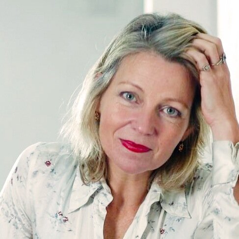 Creatief directeur PodiumT. Dagvoorzitter, conceptontwikkelaar, theatermaker, kussenopschudder voor de zorg en bedrijfsleven. Over taboes en sociale dilemma’s