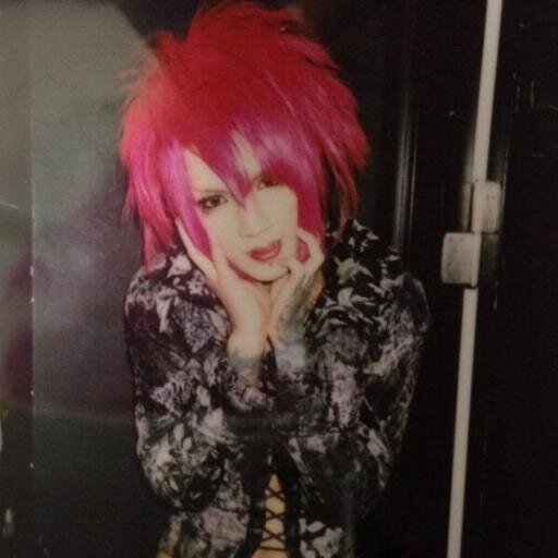 Jimichi00's profile picture. ギターはとてもすなおなやつだよ。 
おんなのこと違ってびみょうなプレイをしたら微妙な反応しか示してくれないからね。 ꒰ ´•.̫ • ` ꒱♡みゃあ