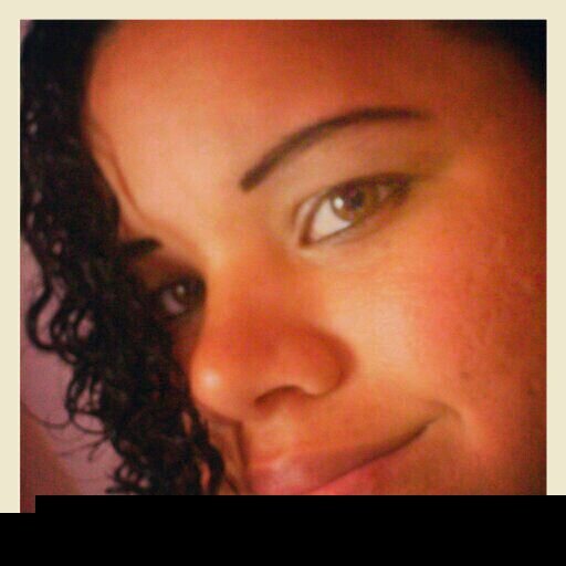 meu nome é Aline.mais podem me chamar de (linne) tenho 23 anos e sou de Vitória-ES e gosto de ficar twittando com meus amigos.Me segue que eu te sigo de volta!