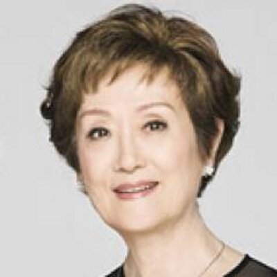 安田祥子 引っ越しできた時からあった椿今年は驚くほど沢山の蕾が 嬉しいです