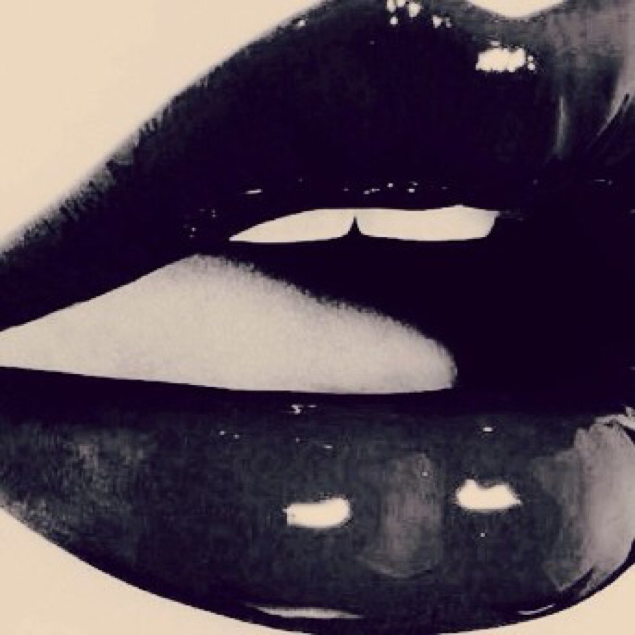 sexiestkisses's profile picture. La felicidad no está en el beso del príncipe azul... esta en andar besando sapos.