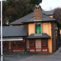 O Shea's is a gem in the heart of the southside suburbs. Great bar food, great beer garden, great staff, great pints, great craic altogether!