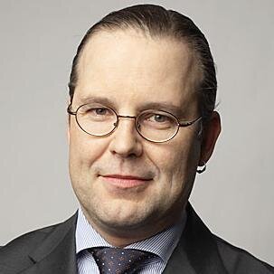 Före detta pengarminister av Sverige, medlem in das Moderatern, pissar på nya regeringen. På fritiden har jag sweg, fred ut