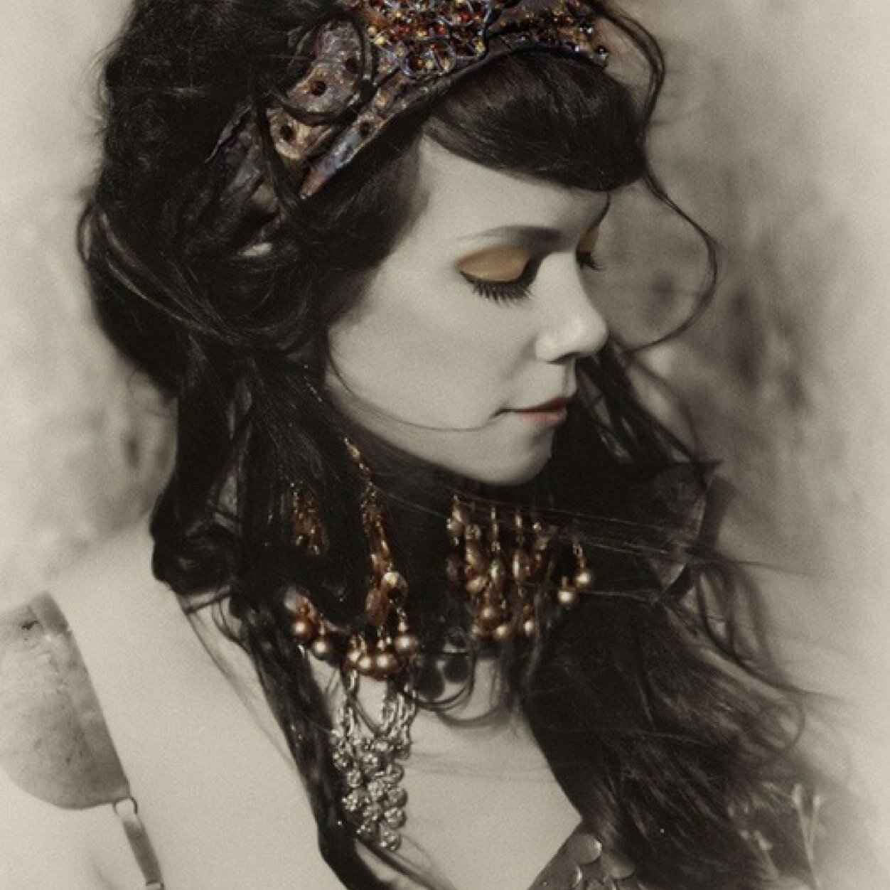 iUnaGitana's profile picture. Traemos partes de lecturas del reblogueo de “cerditovolador” versos de la gitana de tumblr.