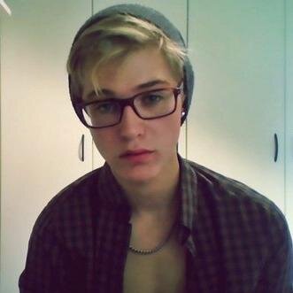 | a stubborn russian with a broken soul | inveterate violinist | 19 | gay| stronzoidi diego é mio toccatelo e vi tiro un colpo di violino