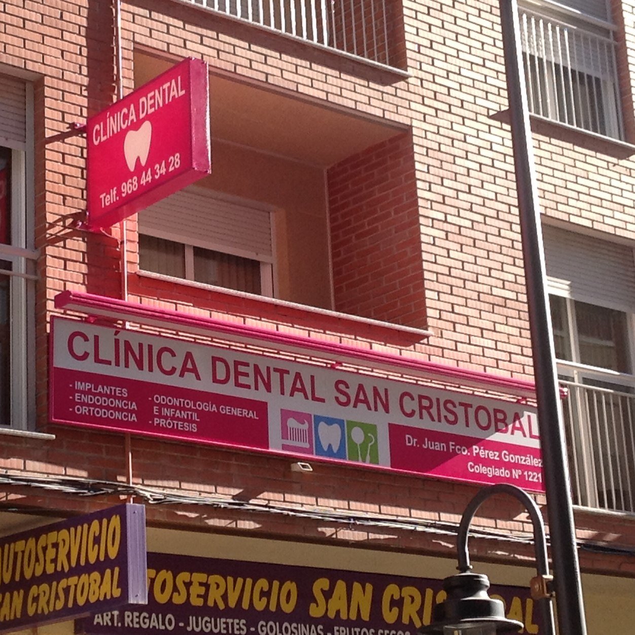 Especialistas en tu sonrisa, todo tipo de tratamientos, niños y adultos, ortodoncia , implantes, protesis,... Especialistas en el dolor y en hacerte sonreir.