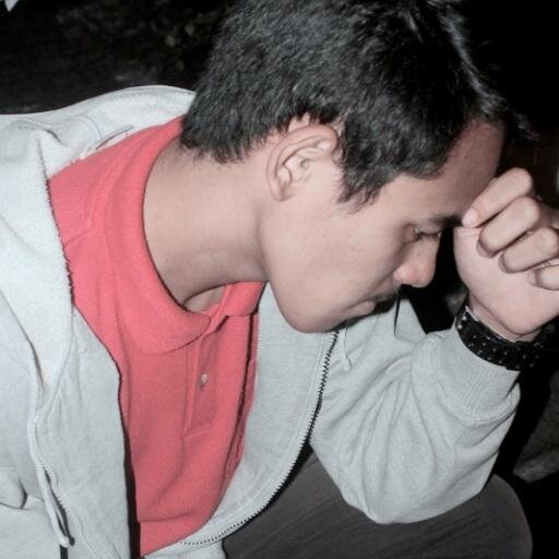 | cowok berkumis tipis dan beralis tebal |