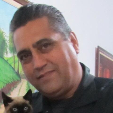 luisvanderleisi's profile picture. Por mi ventana
Veo los barcos salir,
?quién los pudiera seguir
en su dulce navegar? 
Anclada estoy a esta tierra
con mil afanes diários.