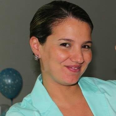 Mujer. Madre. Esposa. Escritora. Servicios en Copywriting. Hacedora de una educación libre y basada completamente en lo emocional.