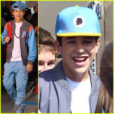 I live in Miami FL, and i'm in love with with Austin Mahone... 3 mahomie~4~life :)