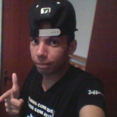Amo quem me Ama, e foda-se o RESTO, alias ninguém Precisa de resto Pra Viver :P