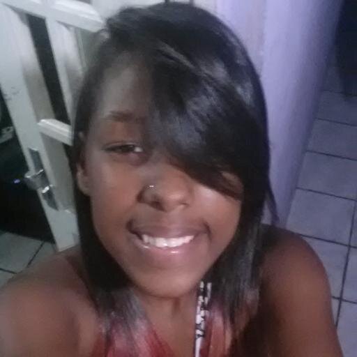 lindaa  , solteira , Fã do luan santana  , 14 anos , e é isso aê. :)