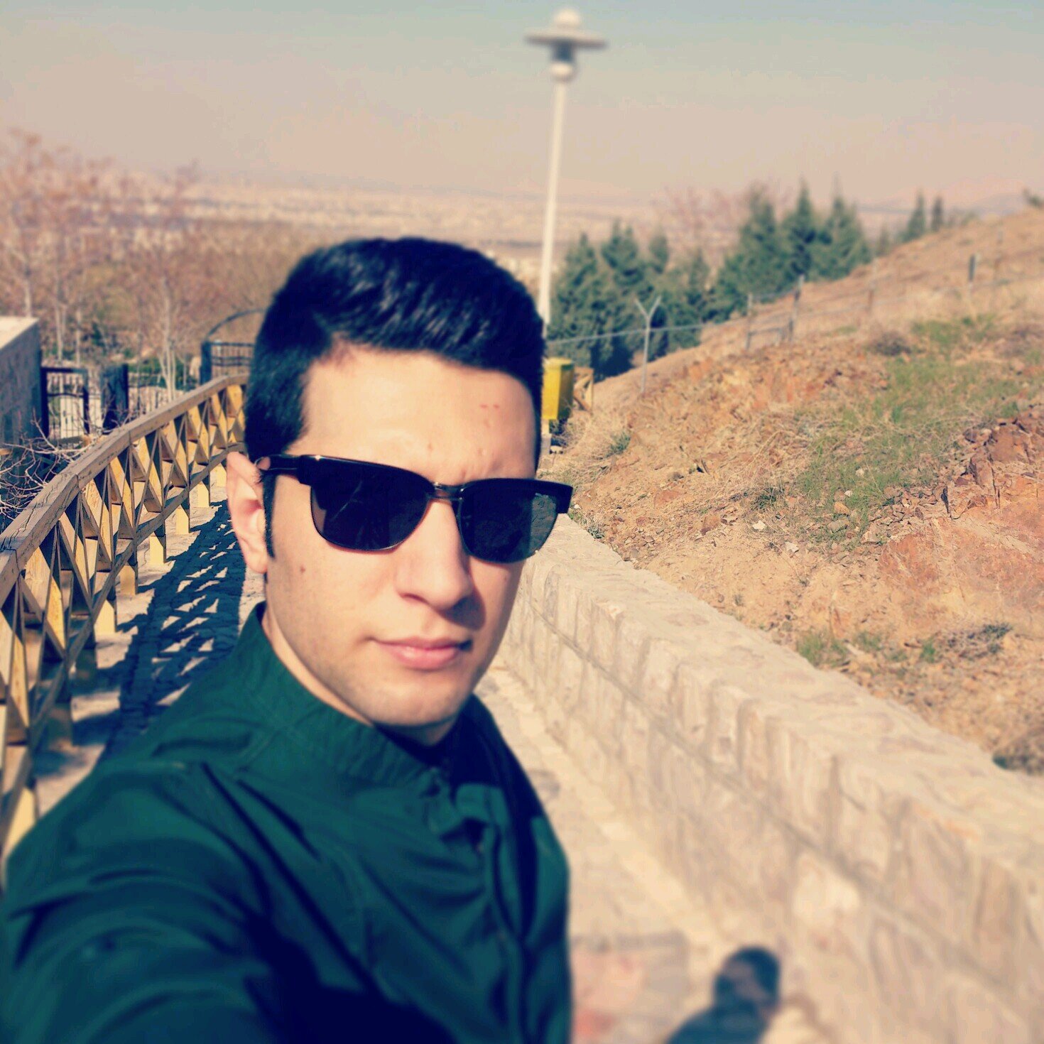 ‏آدمی هستم که
 روانِ شادی دارم