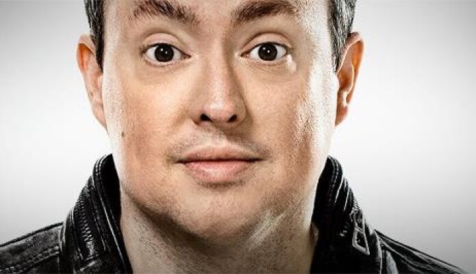 Émission de causerie humoristique qui fait la critique des vidéoclips. Animée par l'humoriste @mikewardca, l'émission accueille généralement des invités.