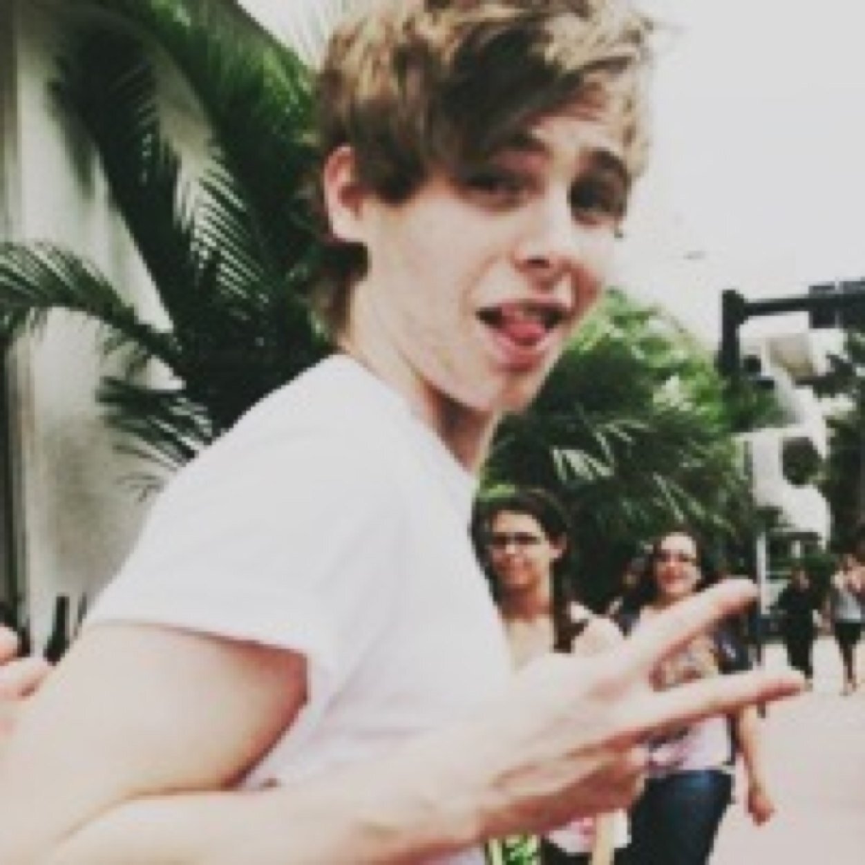 hi itd be absolutely lovely if u followed @casuaItyluke thx