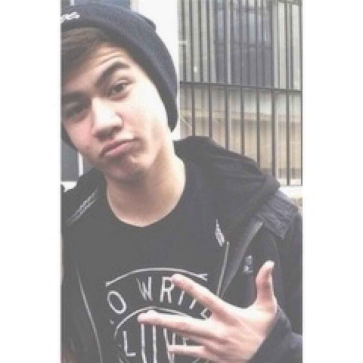 I gave you a free follow so follow @harrysneff and ask for a DM to luke:-)