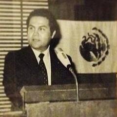 Abogado con posgrado. Del norte, la capital y la costa. 3hijas3nietas y 3nietos. Vivo donde quiero y tengo tiempo para pensar, leer, oír música y ver el mar