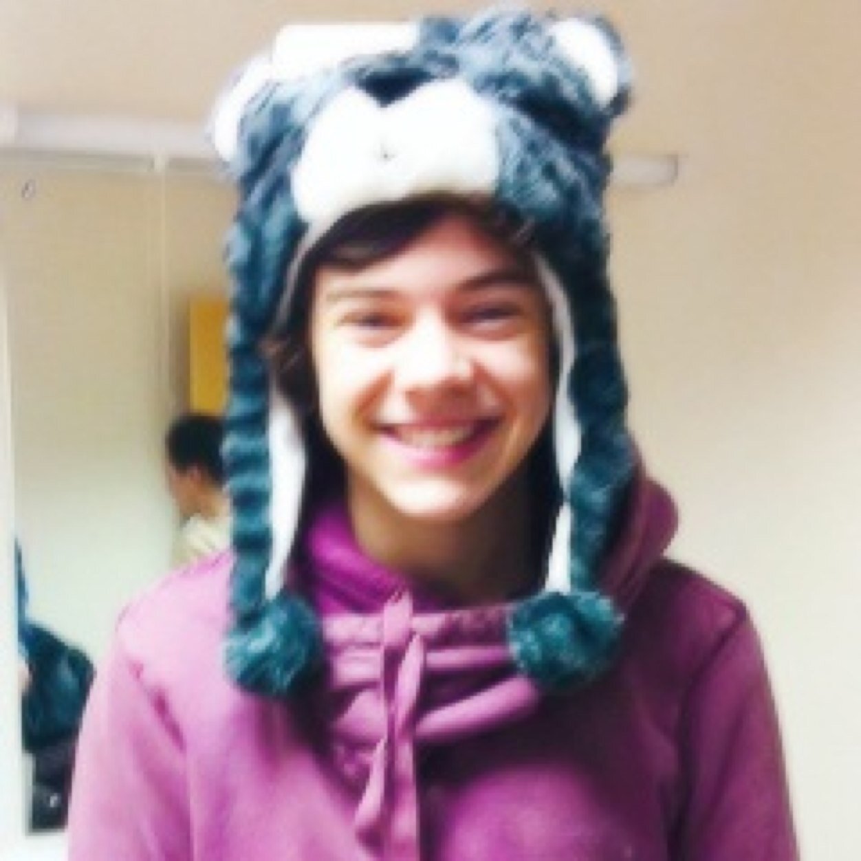 Follow @_lnvisible_  and she will follow you back :)