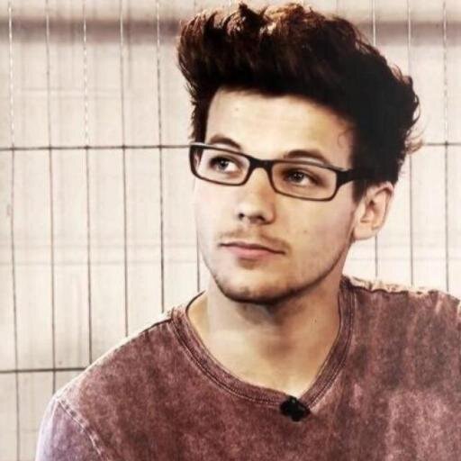 love 1D please follow me @Louis_Tomlinson