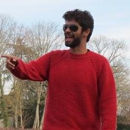 Sou vascaíno, docente, romântico incorrigível e brega.