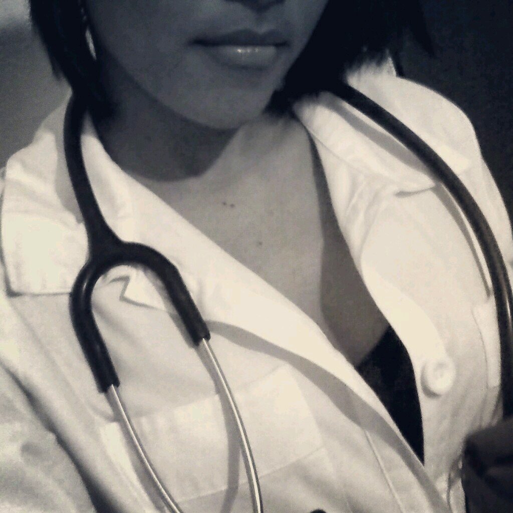 Incompatible con la vida pero inpresindible, hermosa sin enseñar demasiado , inteligente sin presumir mucho y perfecta sin un hombre al lado, Medico 100% ;)