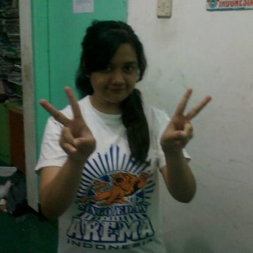 nama:nurul qomariyah,lahir:lamongan 03 mei 1996,school:smkn 2 malang,dream:news reading,panggilan:ria