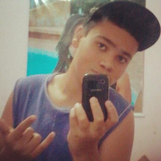 Sou um garoto Muito estudioso e feliz..gosto de novas amizades e amo minha famillha...me adicionem no Facebook:http://t.co/Qn2rG48yTb bjss