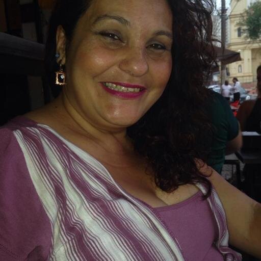EU SOU  BEM HUMORADA FELIZ GENEROSA  FAÇO TEATRO  BEIJÃO