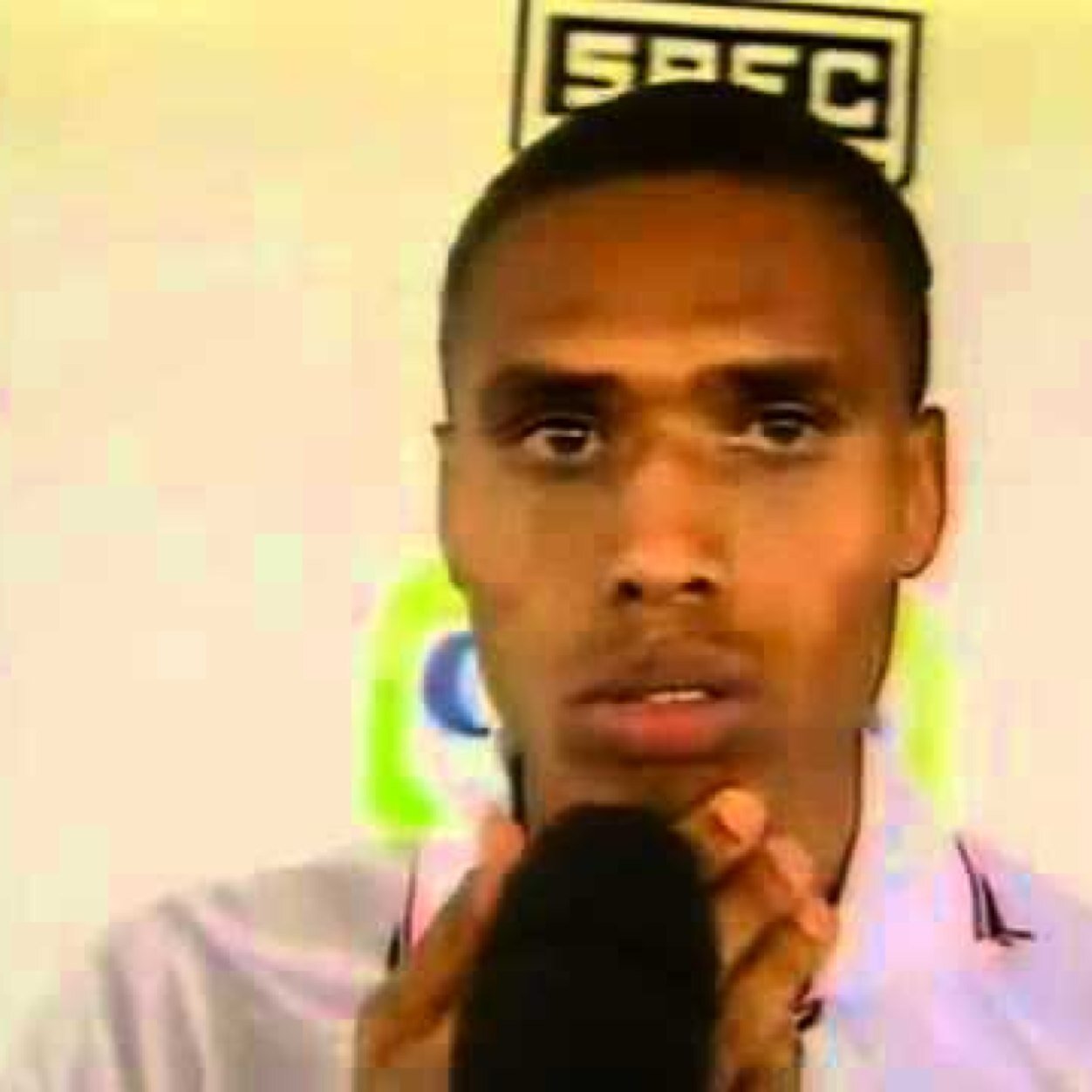 Um jogador sobe na vida mas cai diante das câmeras.