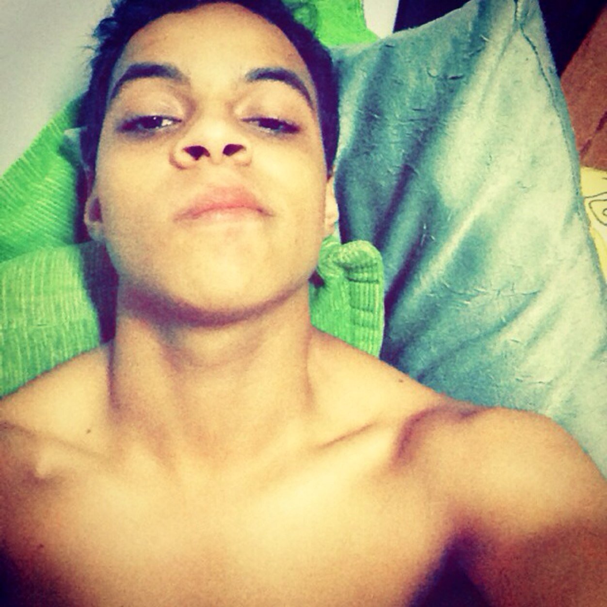 ''Insisto, persisto no que é bom pra mim, porque a história continua ainda não é o fim      #FrasesCriolo http://t.co/L6XYFcDz