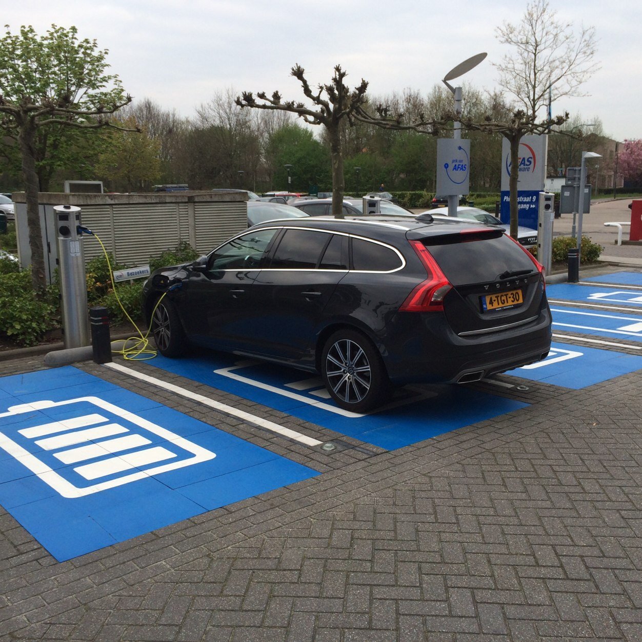 vleeuwenoplaad's profile picture. De kracht van vanLeeuwenOplaad is het bieden van een totaalconcept dienstverlening rondom accu oplaadpunten voor de elektrische auto. Van advies tot uitvoering!