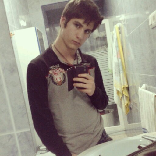 Aries y orgulloso de ello. Liandola desde el 98. Soy aprendiz de pianista y tambien me encanta Melendi, pero soy Avenger (A7X) ante todo