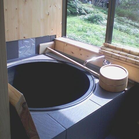 奈良県の山添村で、農業農家体験のメニューがある民宿を営む農家です。新鮮・安全・安心のおいしい本当の野菜、旬の食材が自慢です。トップの写真は自慢の薪で沸かす五右衛門風呂です。