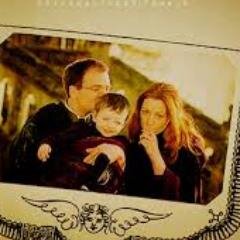 Madre orgullosa de El niño que sobrevivió. Miembro del ED. Luchando junto con @soytupadreHarry -¡Expectro patronum! -Y de su varita salió una preciosa cierva.