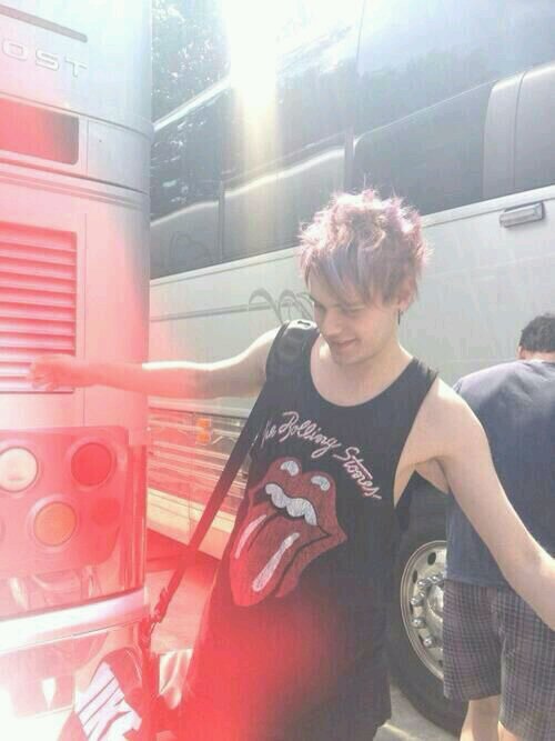 Free follow by @GRUNGESCLIFFORD ily