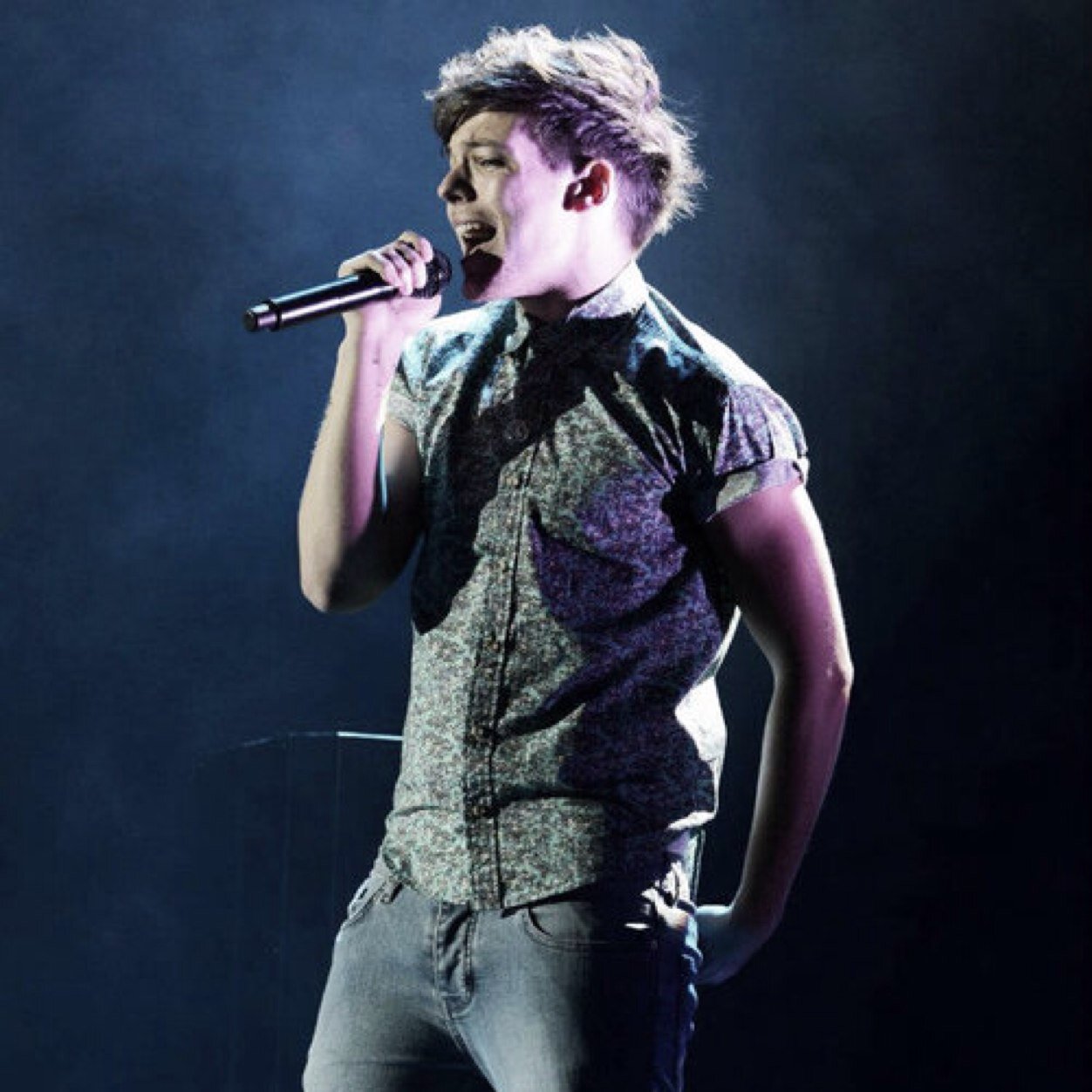 I am a 16 year old DIRECTIONER and i like @Louis_Tomlinson the most because of his personality and his sence of humour.