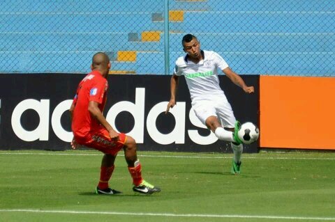 Jugador profesional de SV Zulte Waregem - cedido a prestamo al Club Universidad San Martin .