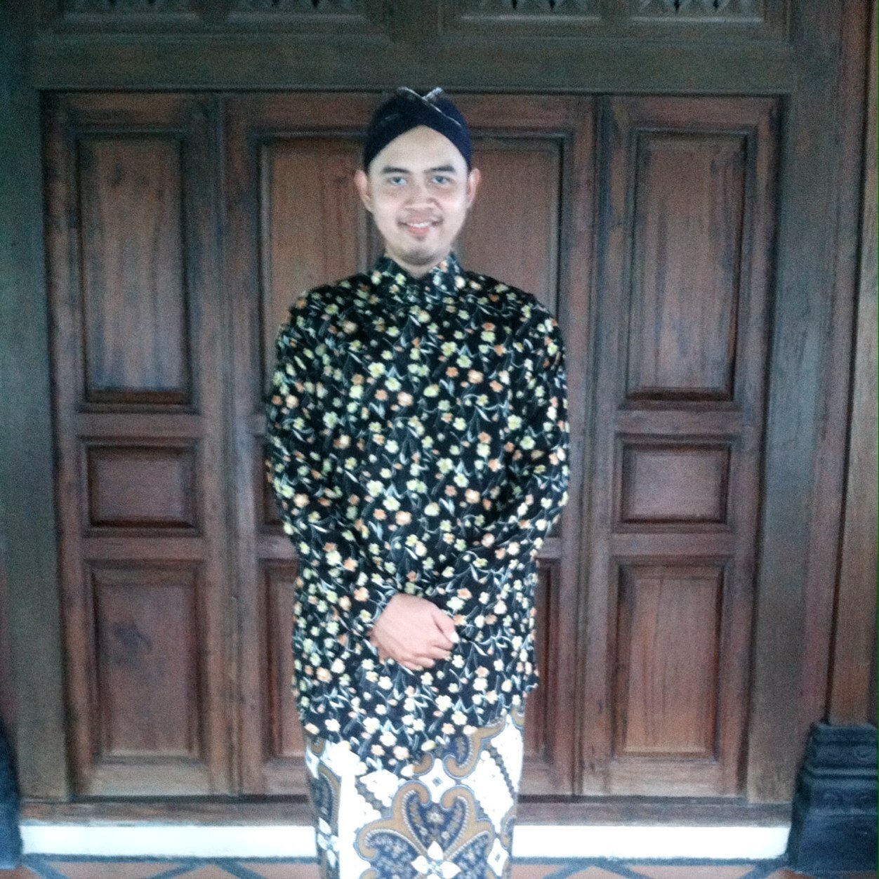 raadityo's profile picture. i have been told i'm hunch and stern-face.. that's no fun.