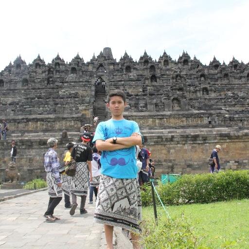 Aku tertawa karena mereka itu semua sama dan orang orang tertawa karena aku itu berbeda