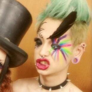 eating_deliciou's profile picture. 買い物したら箸入ってない。

食べてる時に折れる。

裂けてて刺さる。

割り箸取り出す時につまようじが刺さる。

消費税が上がった。