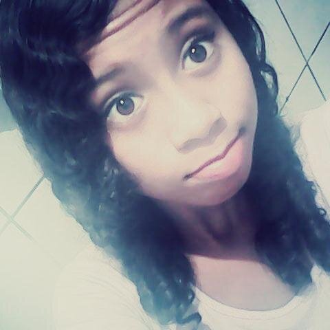 Sou belieber amo estar com meus amigos e familia sou timida, sou feia mais sou legal ;)