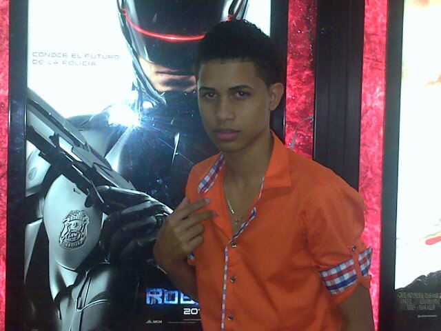 alexcespedes15's profile picture. No juzgues un libro su portada.