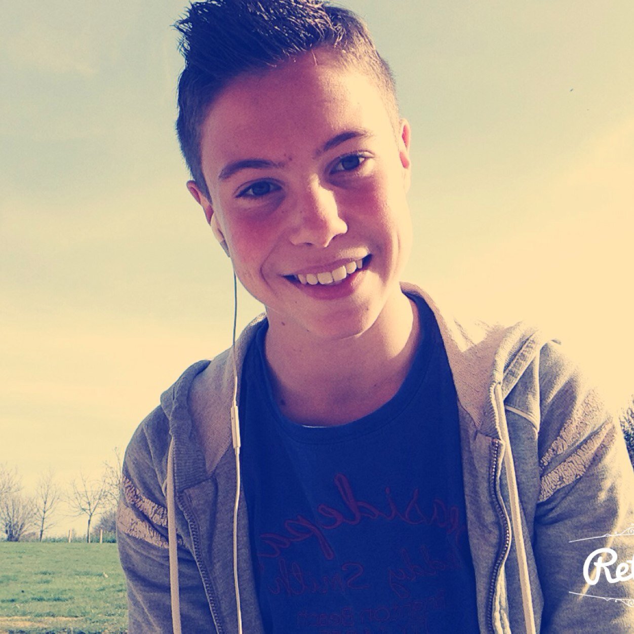 HEY ! I'm fiftheen, French boy, friendly and cool, I do GYM, I know how we do chips (if you like), So I'm cool and if you want speak with me com in ! ← ヅ♬ ☆